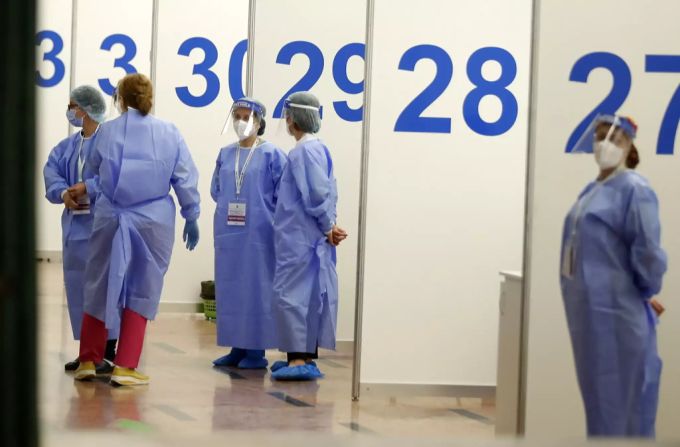 Rumänische freiwillige Krankenschwestern warten auf Menschen vor den Impfkabinen während einer Covid-19-Marathon-Impfaktion, die im Konzertsaal der Palace Hall in Bukarest, Rumänien, organisiert wurde. Rumänien Coronavirus