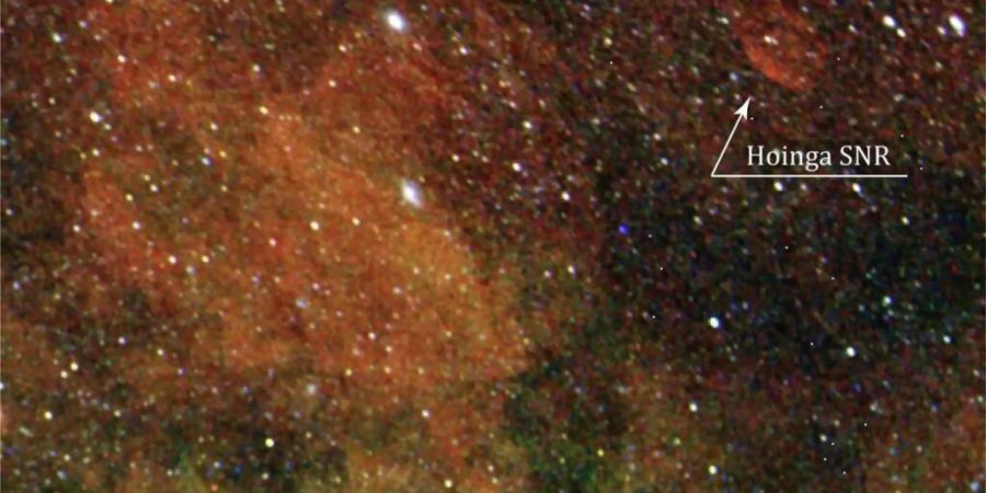 Der Bildausschnitt zeigt den Hoinga-Supernova-Überrest, den Astronomen weit oberhalb der galaktischen Ebene aufgespürt haben. (Pressebild)