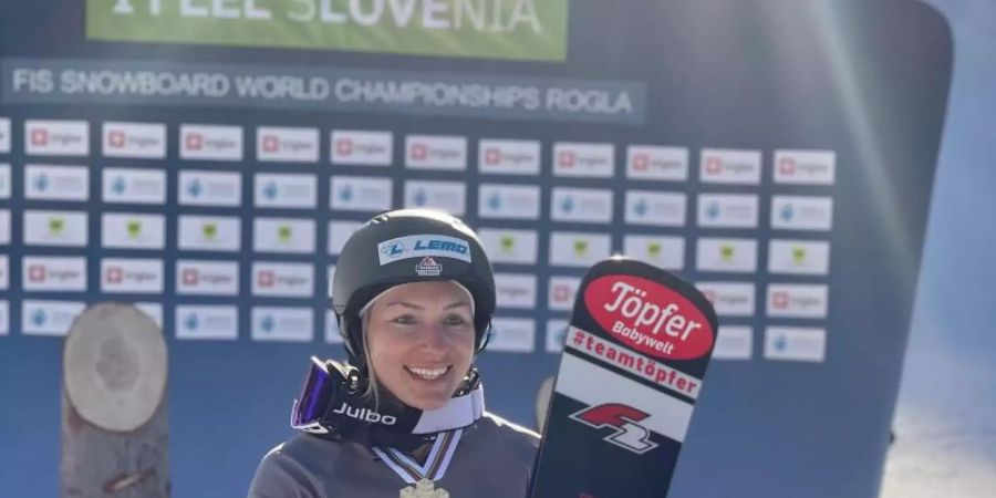 Selina Jörg posiert in Rogla mit ihrer Goldmedaille. Foto: C. Thiel/Snowboard Germany/dpa