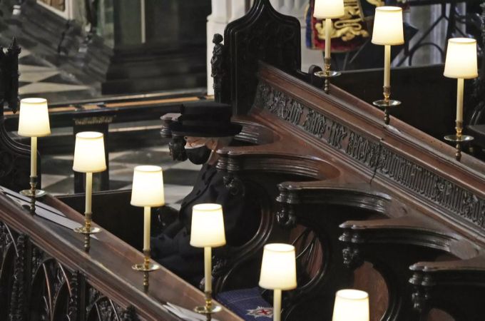 Allein und eben doch nicht: Das Netz trauert mit Queen Elizabeth. queen elizabeth