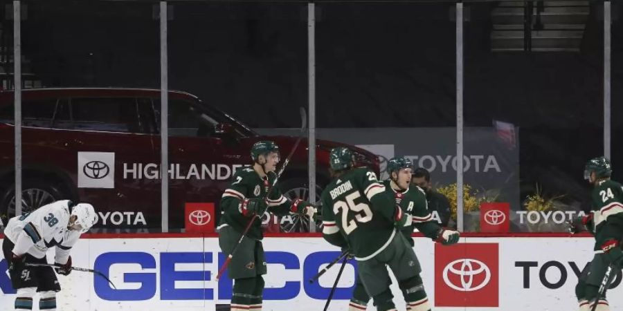 Nico Sturm (2.v.l.) gewann mit Minnesota. Foto: Stacy Bengs/AP/dpa