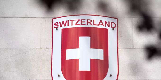 Die Plakette einer Schweizer Botschaft im Ausland (Symbolbild). Die Plakette einer Schweizer Botschaft im Ausland (Symbolbild).