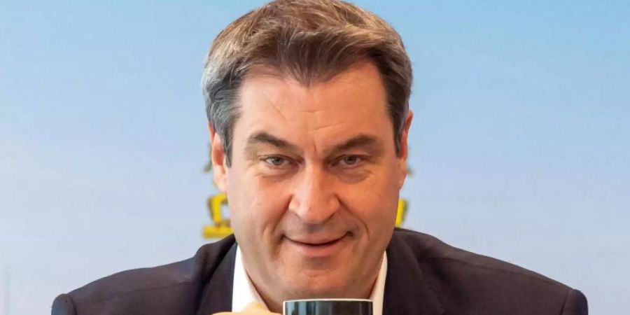 Markus Söder (CSU), Ministerpräsident von Bayern, vor Beginn der Sitzung des bayerischen Kabinetts, die als Videokonferenz geführt wird. Foto: Peter Kneffel/dpa