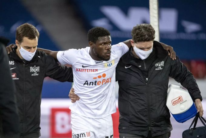 Nach seinem Treffer gegen den FC St.Gallen muss sich FCZ-Stürmer Tosin verletzt auswechseln lassen. FCZ FC St.Gallen