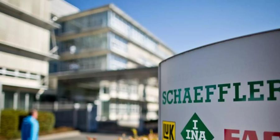 Der Automobil- und Industriezulieferer hat seine Umsatzprognose für 2021 nach oben korrigiert. Foto: Daniel Karmann/dpa