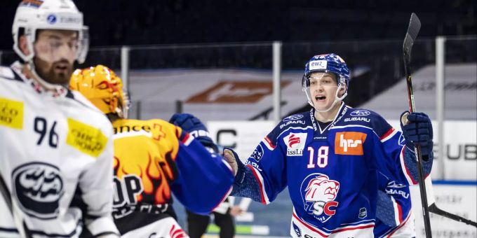 Zürichs Raphael Prassl, rechts, jubelt nach seinem Tor zum 4:2 für die ZSC Lions gegen Ambri Piotta. National League A ZSC