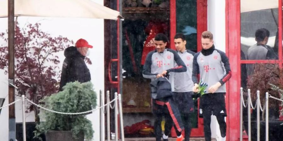 Die Spieler von Bayern München begeben sich zum Abschlusstraining. Foto: Matthias Balk/dpa