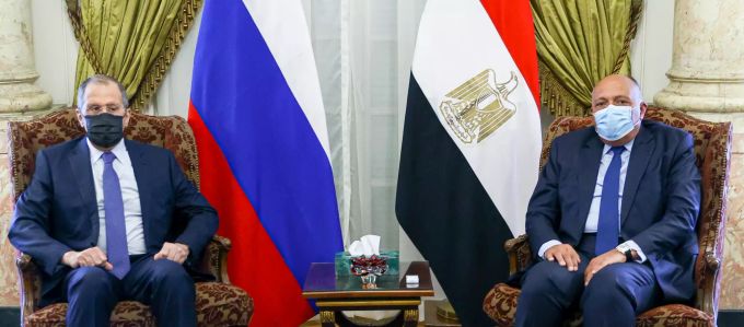Samih Schukri (r), Aussenminister von Ägypten, und Sergej Lawrow, Aussenminister von Russland, tragen bei einem gemeinsamen Treffen Mund-Nasen-Bedeckungen. Russlands Aussenminister Lawrow