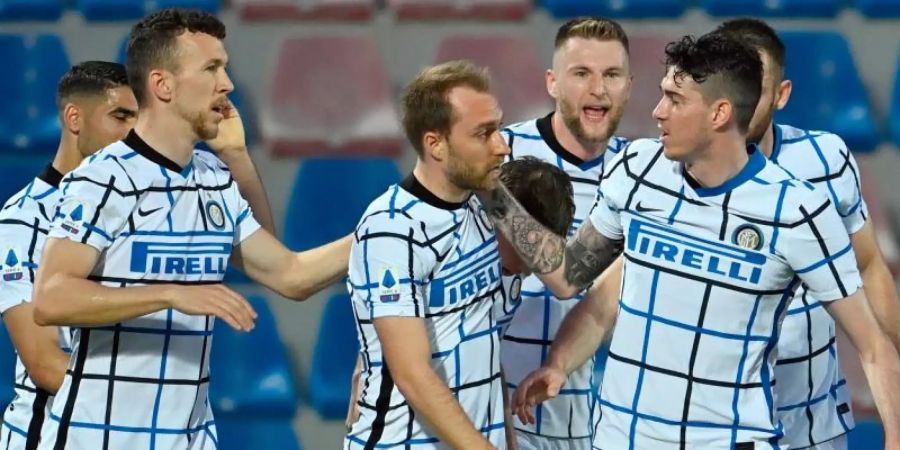 Inters Christian Eriksen (M) feiert mit seinen Teamkollegen nach einem Tor. Foto: Francesco Mazzitello/LaPresse/AP/dpa