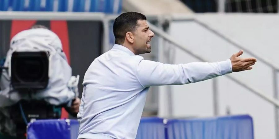 Schalke setzt weiter auf Trainer Dimitrios Grammozis. Foto: Uwe Anspach/dpa
