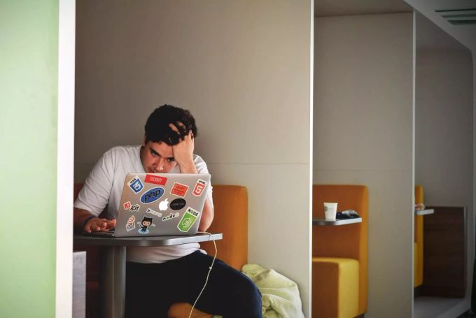 Analysieren Sie die Aufgaben und Prozesse in Ihrer Arbeit. Mann am Laptop