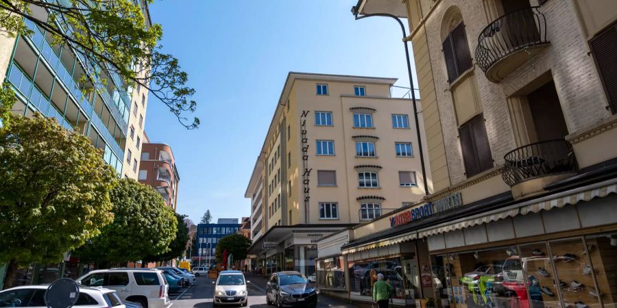 Marktgasse in Grenchen mit Nivada Haus, Wohn- und Geschäftshäusern.