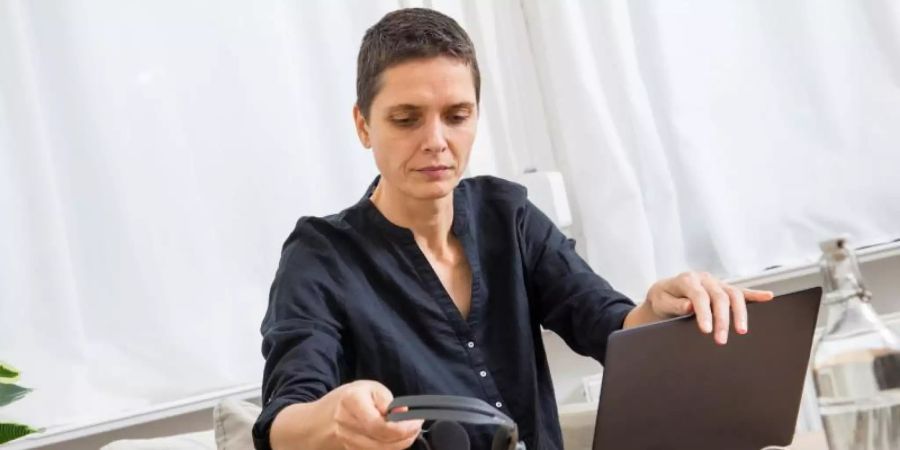 Frauenstimmen werden im Videochat als weniger ausdrucksstark und kompetent wahrgenommen, weil Programme wie Zoom, Skype oder Teams nicht alle Sprachanteile übertragen. Foto: Christin Klose/dpa-tmn