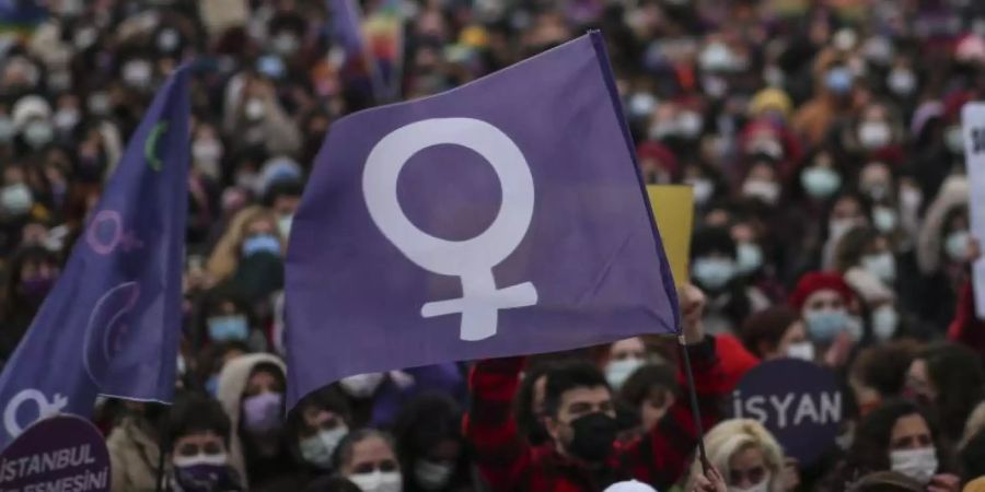Die Türkei ist aus der Istanbul-Konvention des Europarats ausgetreten, die Gewalt gegen Frauen verhindern und bekämpfen soll. Foto: Emrah Gurel/AP/dpa