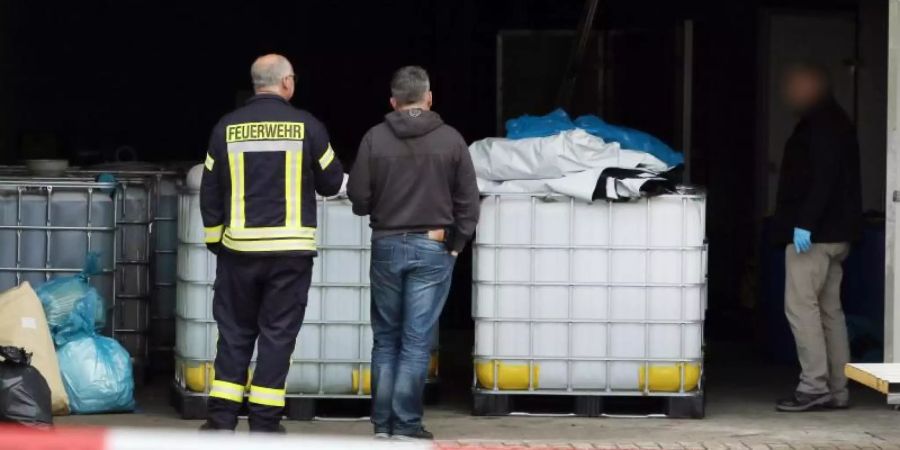 Feuerwehr und Ermittler untersuchen im April 2019 die Lagerhalle in Preussisch Oldendorf. Foto: Oliver Krato/dpa
