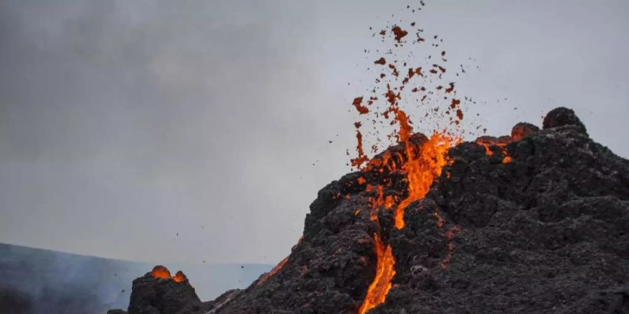 Laut dem Meteorologischen Dienst in Island wurden zwar nur leichte seismologische Ausschläge gemessen. Dennoch riss die Oberfläche des Vulkans auf einer Länge von 500 Metern auf. Foto: Marco Di Marco/AP/dpa