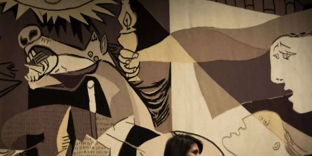 Picasso Gemälde Guernica : Picassos Guernica In Gebaude Des Un Sicherheitsrats Abgehangt - So ist sein gemälde guernica eine antwort auf den spanischen bürgerkrieg und das leid unschuldiger zivilisten während des krieges.