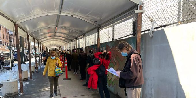Menschen warten vor dem grössten Corona-Impfzentrum des Staates New York, das auf dem Campus des Medgar Evers College in Crown Heights, Brooklyn, eröffnet wurde. Foto: Marie Le Ble/ZUMA Wire/dpa Menschen warten vor dem grössten Corona-Impfzentrum des Staates New York, das auf dem Campus des Medgar Evers College in Crown Heights, Brooklyn, eröffnet wurde. Foto: Marie Le Ble/ZUMA Wire/dpa