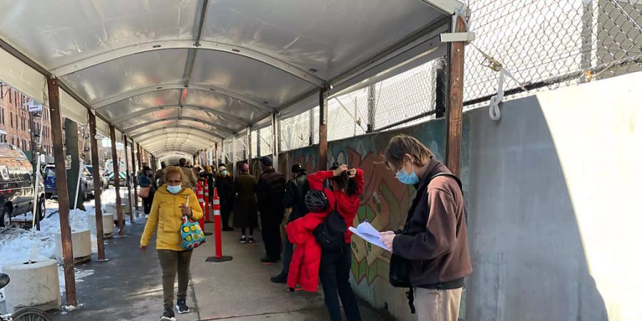 Menschen warten vor dem grössten Corona-Impfzentrum des Staates New York, das auf dem Campus des Medgar Evers College in Crown Heights, Brooklyn, eröffnet wurde. Foto: Marie Le Ble/ZUMA Wire/dpa