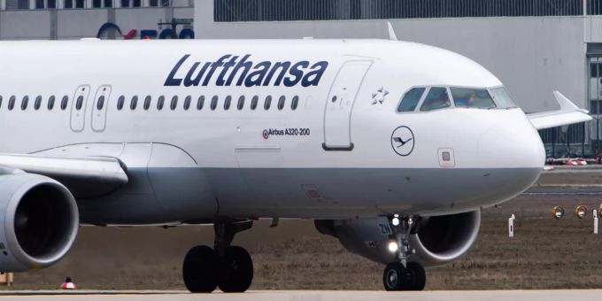 ARCHIV - 11.02.2019, Hessen, Frankfurt/Main: Ein Airbus A320 der Fluggesellschaft Lufthansa rollt auf dem Rollfeld am Flughafen Frankfurt. Im Hintergrund ist das Logo von Condor zu sehen. (zu dpa «Lufthansa verteidigt Kündigung der Kooperation mit Condor») Foto: Silas Stein/dpa +++ dpa-Bildfunk +++ Lufthansa und Condor