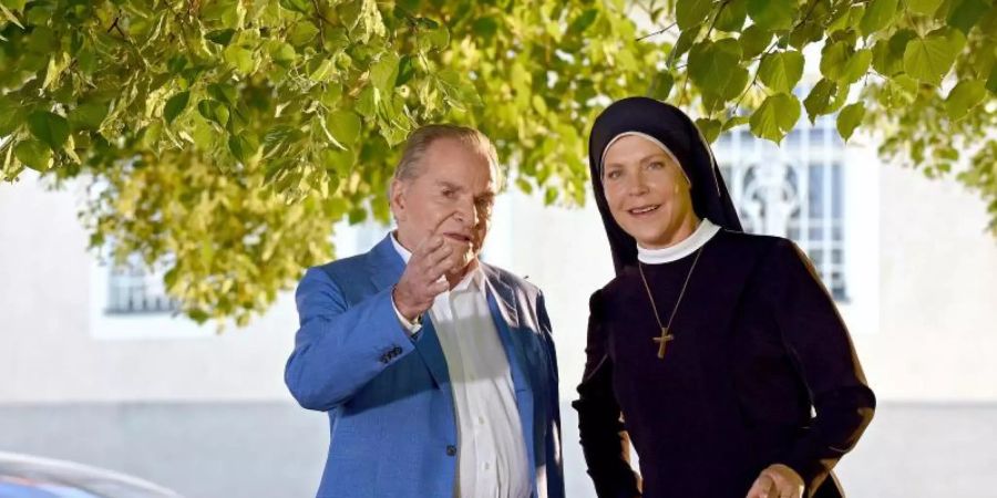 Bürgermeister Wöller (Fritz Wepper) und Schwester Hanna (Janina Hartwig) geraten regelmässig aneinander - aber nicht mehr oft. Foto: Barbara Bauriedl/ARD /dpa