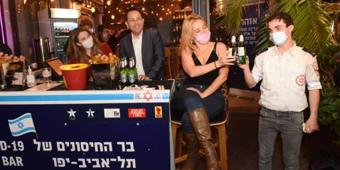 Drink nach Pieks - In Israel wird erst geimpft und dann gebechert