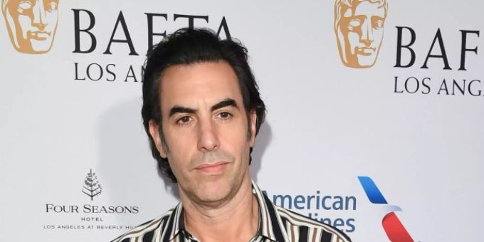 Sacha Baron Cohen blickt in die Kamera. Sacha Baron Cohen