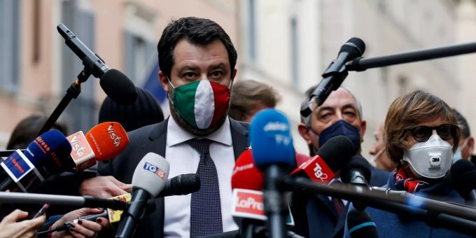 28.01.2021, Italien, Rom: Matteo Salvini (M), ehemaliger Innenminister von Italien, äussert sich mit seiner Anwältin Giulia Bongiorno zum Fall «Gregoretti». Italiens kürzlich zurückgetretener Ministerpräsident Conte hat im Fall um den Umgang mit Migranten auf dem Küstenwacheschiff «Gregoretti» ausgesagt. Salvini hatte Ende Juli 2019 im ersten Kabinett unter Conte rund 130 Migranten auf der «Gregoretti» ausharren lassen. Foto: Cecilia Fabiano/LaPresse via ZUMA Press/dpa +++ dpa-Bildfunk +++ Fall «Gregoretti» in Italien - Ex-Innenminister Salvini