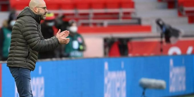 Leverkusens Trainer Peter Bosz muss in Augsburg weiter auf Torhüter Lukas Hradecky verzichten. Foto: Federico Gambarini/dpa Leverkusens Trainer Peter Bosz muss in Augsburg weiter auf Torhüter Lukas Hradecky verzichten. Foto: Federico Gambarini/dpa