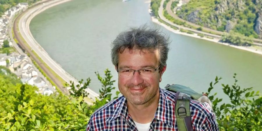 Manuel Andrack bei einer Wanderung am Rheintal. Foto: Thomas Frey/dpa/Archiv
