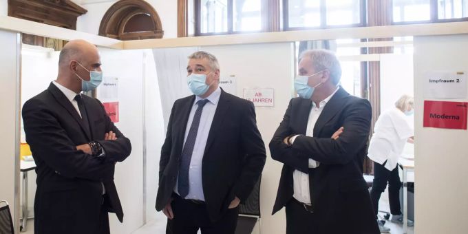 Bundesrat Alain Berset, links, und Regierungsrat Walter Vogelsanger, Mitte, besichtigen das Impfzentrum Schloss Charlottenfels, am Montag, 17. Mai 2021, in Schaffhausen. Coronavirus Alain Berset