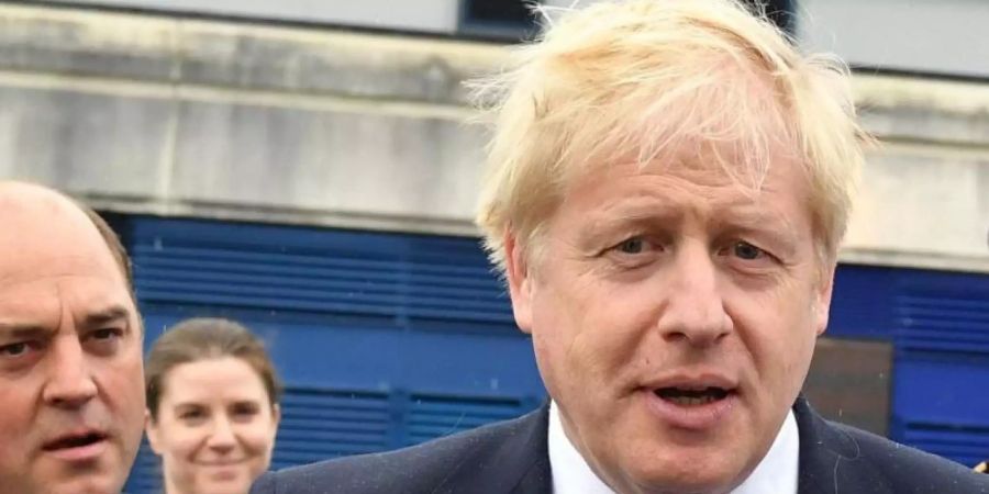 Boris Johnson (rechts) und der Mann, der ihm inmitten einer Spendengeld-Affäre beispringt: Verteidigungsminister Ben Wallace. Foto: Jeff J Mitchell/PA Wire/dpa
