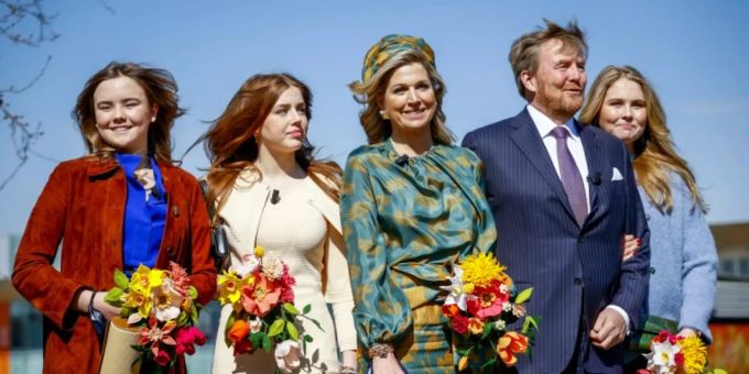 König Willem-Alexander mit Frau und Töchtern König Willem-Alexander mit Frau und Töchtern