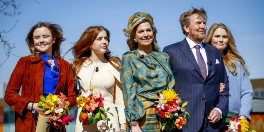 König Willem-Alexander mit Frau und Töchtern
