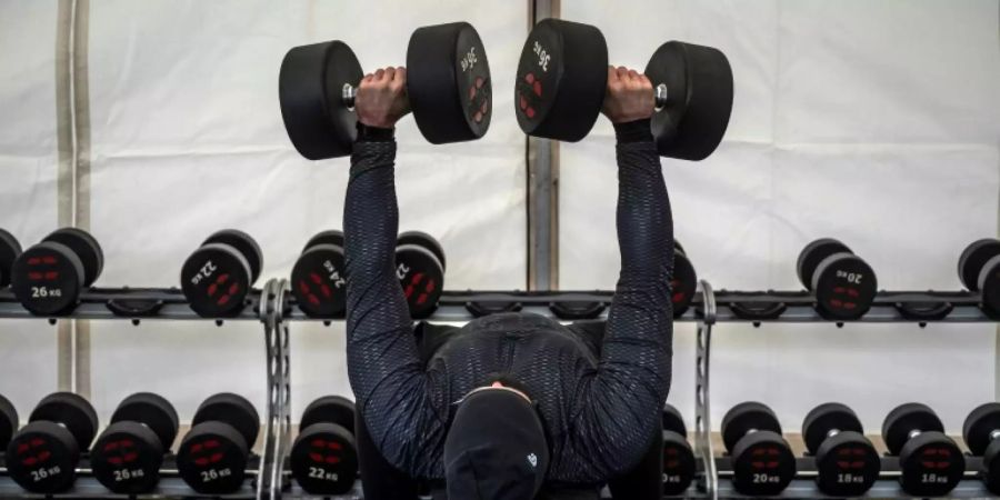 Hanteltraining im Freien wegen geschlossener Studios