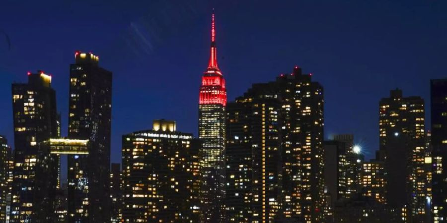 Das Empire State Building wird in Gedenken an die Hunderttausenden Corona-Toten in den USA rot beleuchtet. Foto: Frank Franklin II/AP/dpa