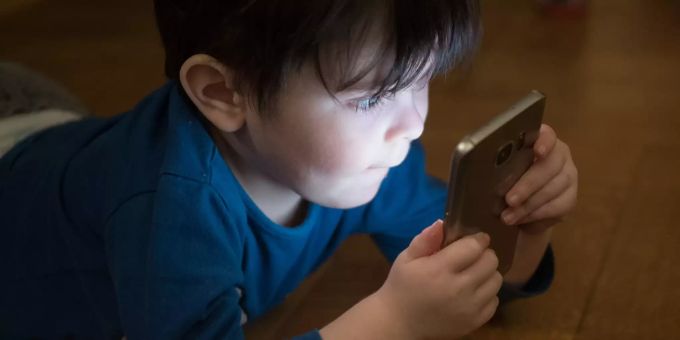 Kleinkinder in Italien sollen künftig keinen Kontakt mit elektronischen Geräten mehr haben. smartphone kinder