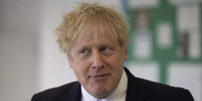 Boris Johnson, Premierminister von Grossbritannien, spricht mit Journalisten nach seinem Besuch in der Gesamtschule King Solomon Academy. Britischer Premierminister Johnson