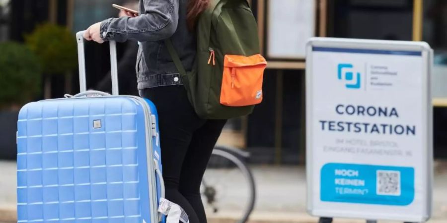 Den Koffer packen und in den Urlaub fahren? Die Deutschen müssen sich wieder auf Reisebeschränkungen über Ostern einstellen. Foto: Annette Riedl/dpa