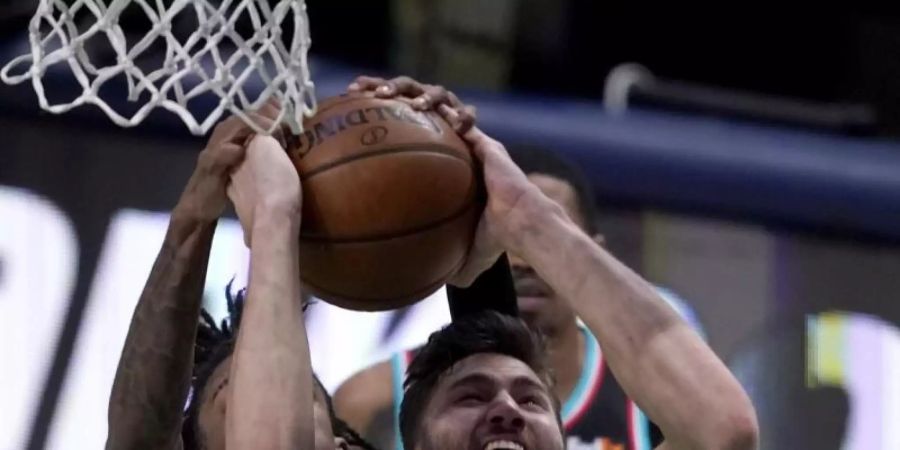 Maxi Kleber (v) verletzte sich beim NBA-Heimsieg der Dallas Mavericks gegen die Memphis Grizzlies am Fuss. Foto: Tony Gutierrez/AP/dpa