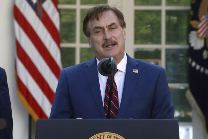 Der My-Pillow-CEO Mike Lindell spricht im Rose Garden des Weissen Hauses. Mike lindell
