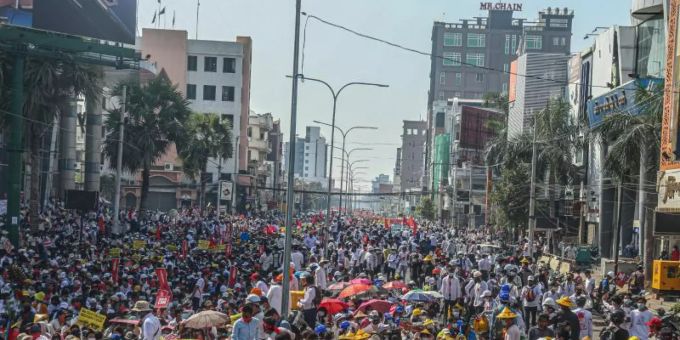 Eine Gruppe von Demonstranten marschiert durch Mandalay. Foto: Kaung Zaw Hein/SOPA Images via ZUMA Wire/dpa Eine Gruppe von Demonstranten marschiert durch Mandalay. Foto: Kaung Zaw Hein/SOPA Images via ZUMA Wire/dpa
