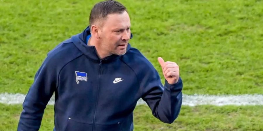 Berlins Trainer Pal Dardai gestikuliert während der Begegnung an der Seitenauslinie. Foto: Soeren Stache/dpa POOL/dpa