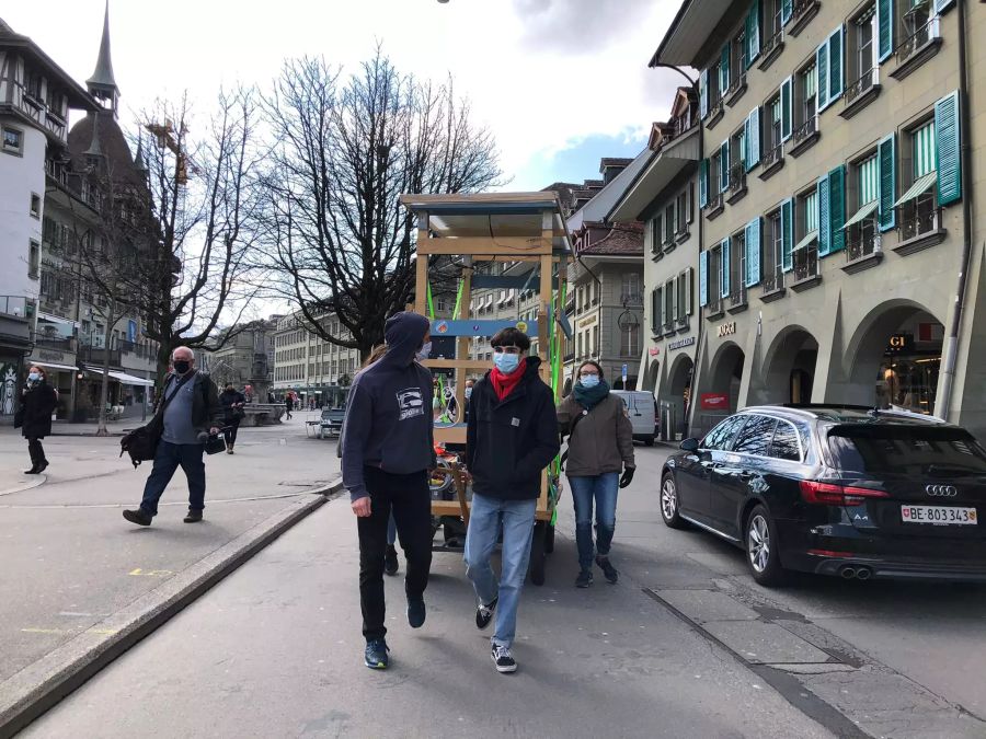 Einige der Klimastreiker bringen Schilder auf den Berner Waisenhausplatz mit. Oder Leiterwagen.