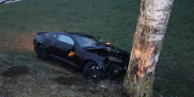 Eine 27-jährige Autolenkerin prallte gegen einen Baum.