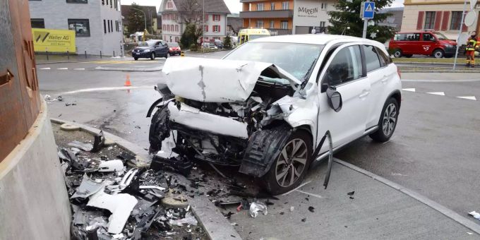 Eine Frau fuhr frontal l in Büron LU in einen Kreisel. Eine Frau fuhr frontal l in Büron LU in einen Kreisel.