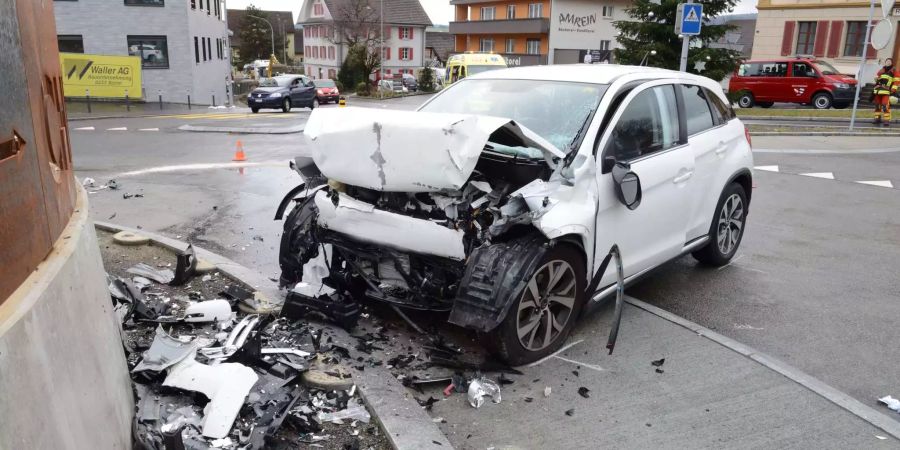 Eine Frau fuhr frontal l in Büron LU in einen Kreisel.