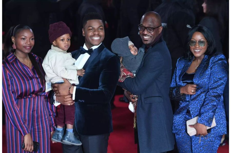 John Boyega nahm seine ganze Familie an die Premiere! Der Schauspieler posiert mit seiner Schwester Blessing, Neffe JJ, Vater Samon, Neffe Ezra und Schwester Grace.