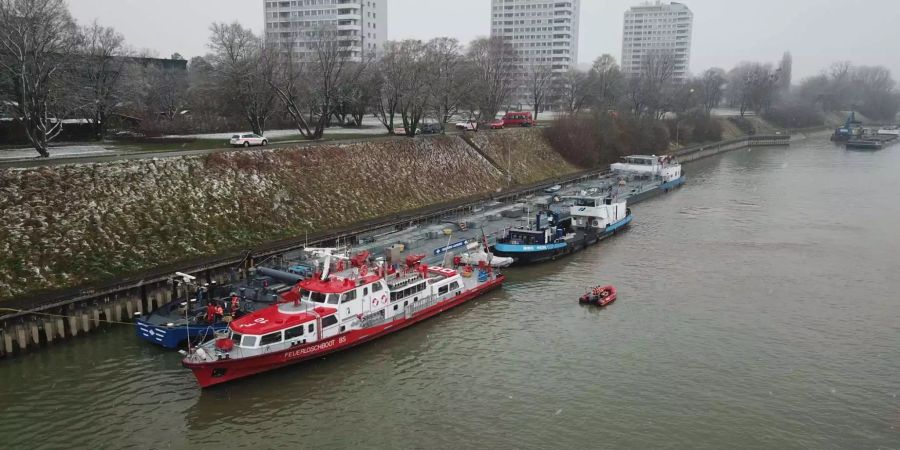 Ein Tankmotorschiff hat den Grund kurz nach der Schleuse in Birsfelden BL berührt.