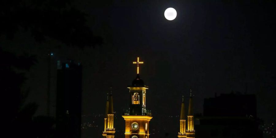 Der «Supermoon» über der Al-Ameen Moschee und St. Gregory Kirche in Beirut, Libanon.